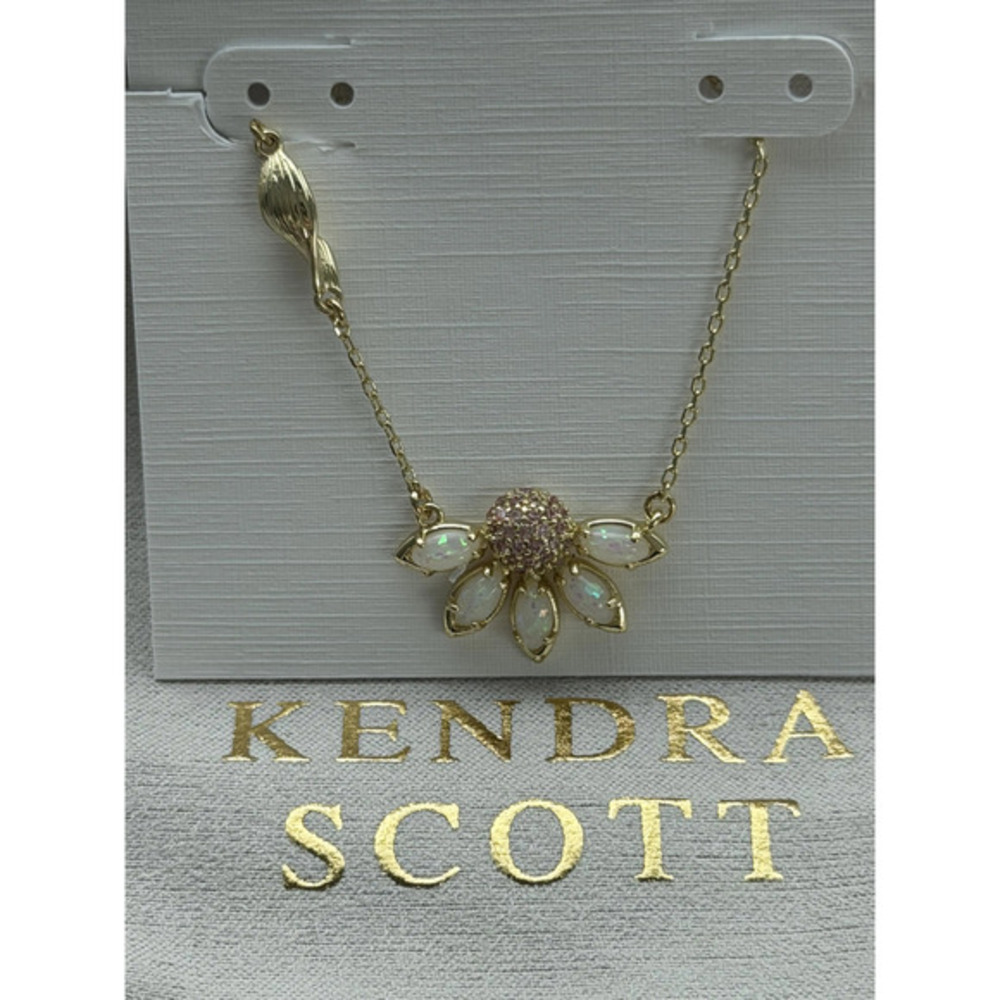 Kendra Scott necklace